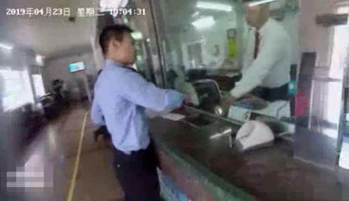 服刑老人家里藏10万元现金，去信求助高墙外警察